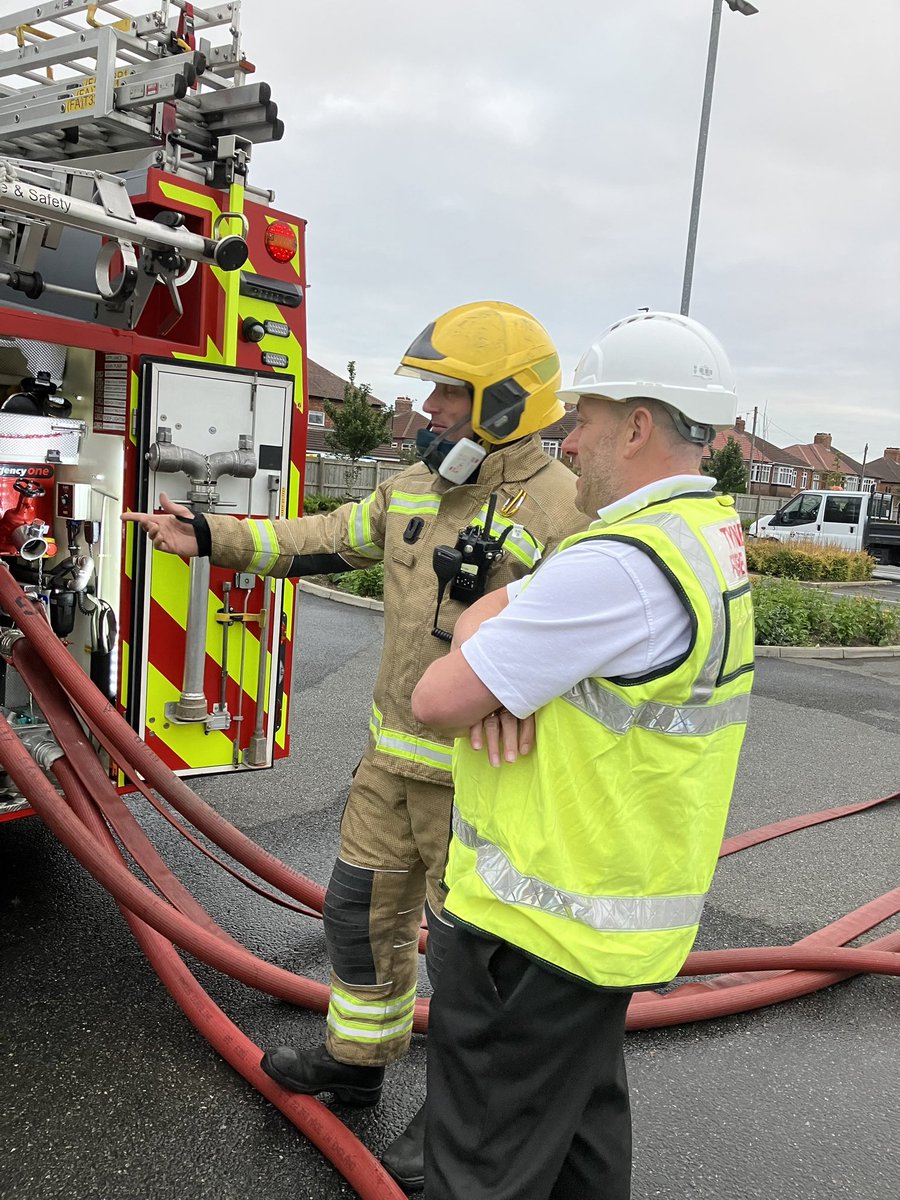 Yesterday we attended a fire requiring 10 pumps & all our supporting appliances & interoperability. Fantastic to have Cllr Phil Tye, our Fire Authority chair person attend to offer support to crews, they really appreciated the interest and support. 👍@Tyne_Wear_FRS