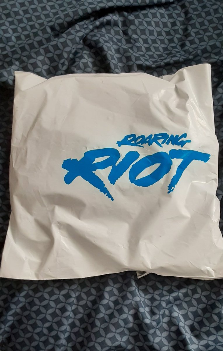 CoolGuyDom10's tweet image. Good morning and TGIF! I just got my @roaringriot pack. I'm digging it 🤙🏽😎 #KeepPounding #DoYouRiot
