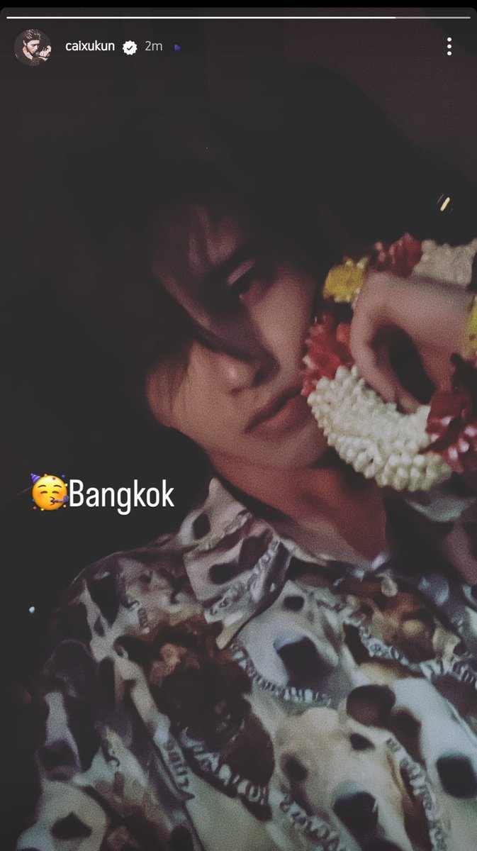 CXK_Thailand's tweet photo. 230609 KUN IG Story Update

@CXK_official 🥳 Bangkok 💐

// คุนคุนรับพวงมาลัยของบ้านด้วยค่ะ ดีใจที่ชอบนะคะ 😍
#WelcomeCaiXukuntoThailand
#KeepRunning  #KeepRunningKUN
#CaiXukun #ช่ายสวีคุน #蔡徐坤 #KUN https://t.co/3WNxiBFdTH