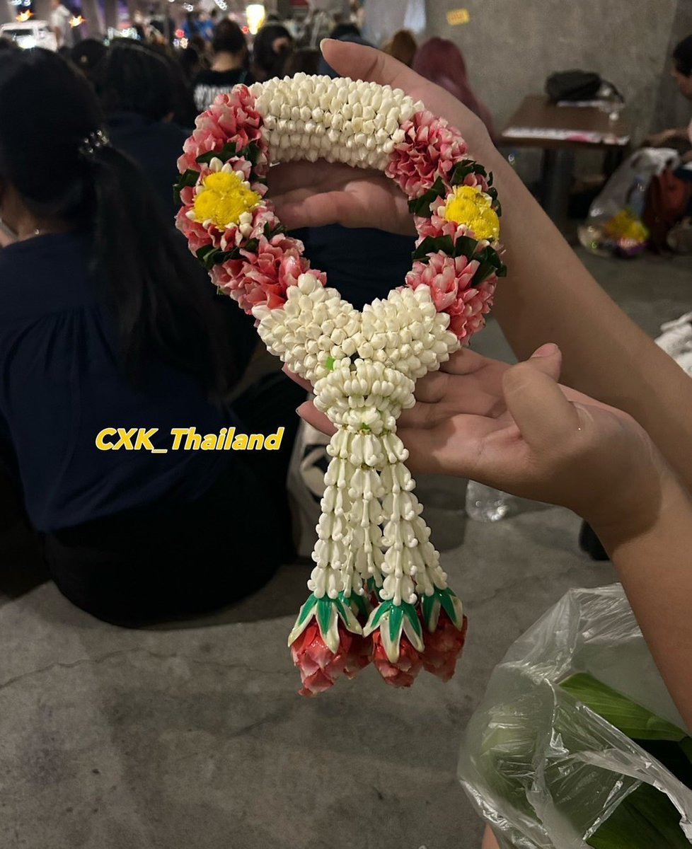 CXK_Thailand's tweet photo. 230609 KUN IG Story Update

@CXK_official 🥳 Bangkok 💐

// คุนคุนรับพวงมาลัยของบ้านด้วยค่ะ ดีใจที่ชอบนะคะ 😍
#WelcomeCaiXukuntoThailand
#KeepRunning  #KeepRunningKUN
#CaiXukun #ช่ายสวีคุน #蔡徐坤 #KUN https://t.co/3WNxiBFdTH