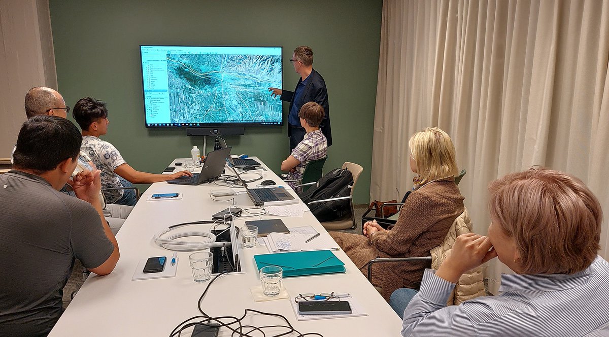 LuomaSamrit's tweet photo. Fruitful discussion btw @GTK_FI &amp; Kyrgyzstan delegations on sustainable #groundwater study, flow modeling under ICI-UM-Central Asia project funded by @Ulkoministerio Thank you Sari R. &amp; Greger N., Porvoon Vesi for an interesting day in the artificial groundwater #recharge site! https://t.co/BchEiTISbV