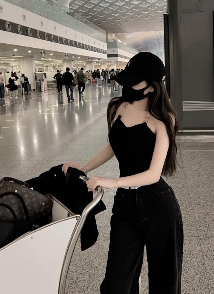 ⠀

📍 𝐈 𝐆𝐮𝐬𝐭𝐢 𝐍𝐠𝐮𝐫𝐚𝐡 𝐑𝐚𝐢 𝐈𝐧𝐭𝐞𝐫𝐧𝐚𝐭𝐢𝐨𝐧𝐚𝐥
      𝐀𝐢𝐫𝐩𝐨𝐫𝐭
      ————
      Lanjut ke Bandung mau jemput
      omelan Bunda tersayang. 🧎🏻‍♀️

⠀