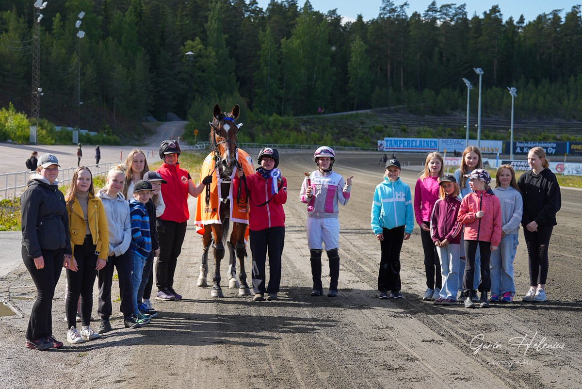 Hevari Montékypärät -lähdön voittoon Prince Palema ja Sara Hautamäki. Hevosen omistaa ja hevosta valmentaa Veikko Laurila, onnea!🏆

#ravit