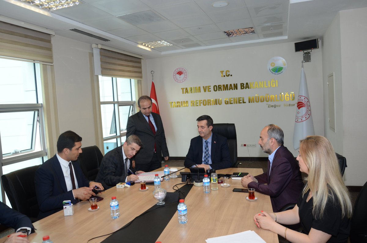 trgmresmi's tweet photo. Dünya Bankası Finansmanlı Türkiye İklim Akıllı ve Rekabetçi Tarımsal Büyüme Projesi(TUCSAP) kapsamındaki #TDİOSB’lerin alt projesi’nin kredilendirilmesine ilişkin Bankacılık Hizmet Protokolü, Genel Müd. Burhan DEMİROK ile T.C. #ZiraatBankası A.Ş. yetkilileri tarafından imzalandı. https://t.co/2JsukeoJFj