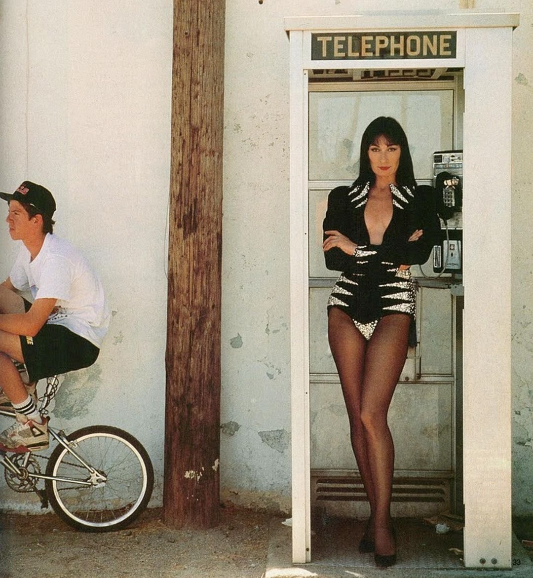 nahhhlina's tweet photo. it's friday, we deserve anjelica huston in mugler as a vibe-orienting treat https://t.co/HLaGi8R0ci