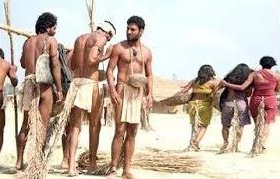 JaikyYadav16's tweet photo. गले में हांडी और पीठ पर झाड़ू बांधकर चलते थे  कि कहीं वो ज़मीन पर थूक न दें और कहीं उनके पैरों के निशान न ज़मीन पर रह जाएं। कहीं कहीं तो उनका बाहर निकलना वर्जित था क्योंकि उनकी नज़र से वो अपवित्र हो जाते थे।

ये दुख नहीं समझ पाएगा कोई💔 https://t.co/bw8eZGroWC