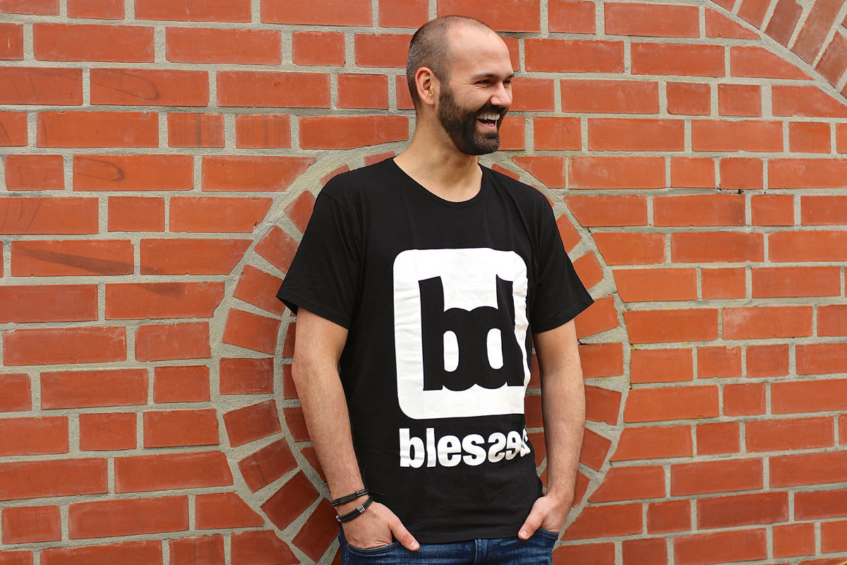 It's summer time 😎

Team Shirt Special -> Ab sofort und während dem ganzen Juni kriegst du zu jeder Bestellung von einem Teamshirt eine GRATIS Blessed Sonnenbrille deiner Wahl! 😎 
mailchi.mp/2824416d96e2/i…