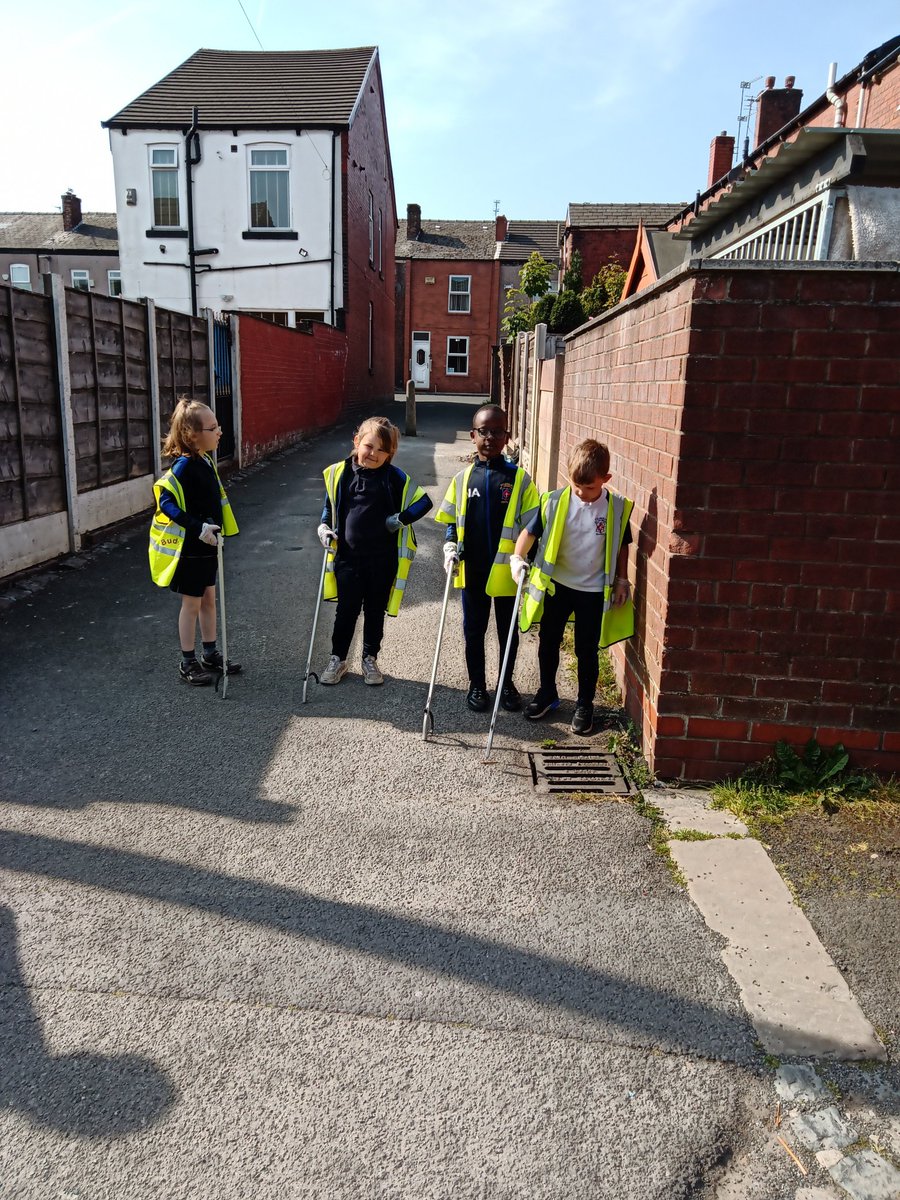MrKSGC's tweet photo. Year 3 busy litter picking this morning @MrGSGC https://t.co/ACuK6O10Uo