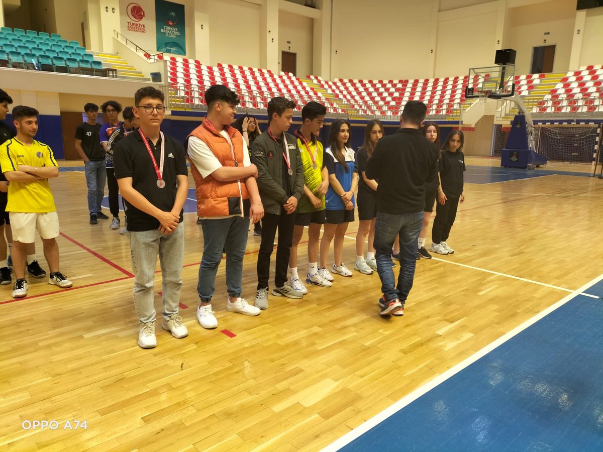 ErsinSehit's tweet photo. Okulumuz Sincan badminton ilçe müsabakalarında genç kızlarda 3. Genç erkeklerde 2. Olmuştur https://t.co/2IGjLzNBFf