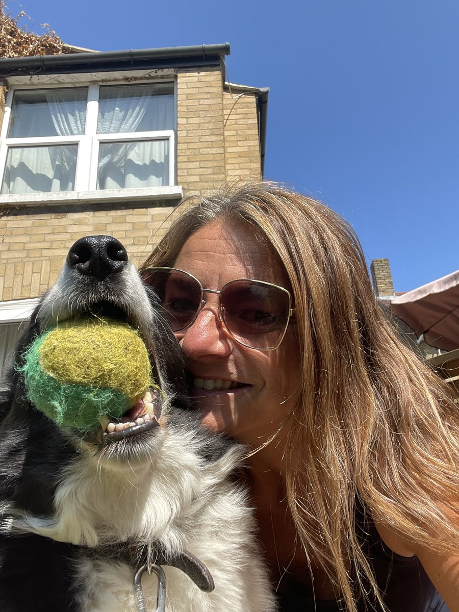 Been a while since we tweeted - Humum has had a lot on and wants to say thank you to those of you who noticed we’d disappeared for a while and checked in privately ❤️ But yes - she’s still taking selfies… 🙄