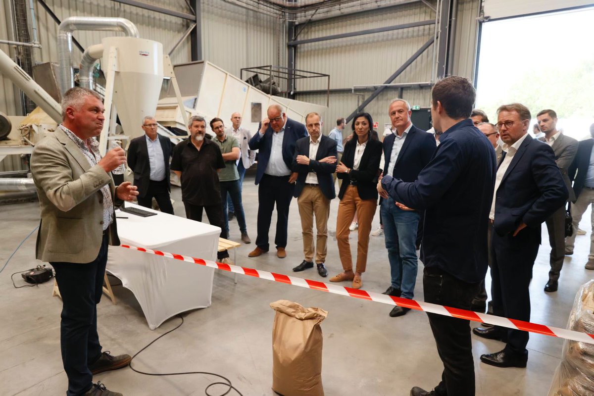 hautsdefrance's tweet photo. ✂️ Aujourd'hui, à #SaillyLabourse, la Région #hautsdefrance inaugure "Granuloé", une usine de production de granulé à partir de déchets de palettes de bois.
✅ Un projet bon pour l'emploi et pour la planète.
Cc @hautsdefranceEU @rev3 @chcoulon @beauchampsphil2 #leuropesengage https://t.co/MulALlIJeT