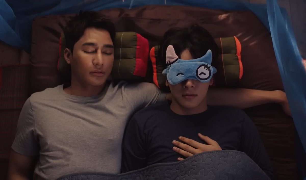 tusen_stjerner's tweet photo. Tian waking up alone on his huge &amp; comfortable bed back at home in the city: 🙁
Tian waking up on a simple bed under the mosquito net, but in Phupha's arms: 🥰

I'm seriously so happy for him 🥺 

#OurSkyyx1000Stars
#เอิร์ทมิกซ์ #EarthMix https://t.co/b27XLzwBFz