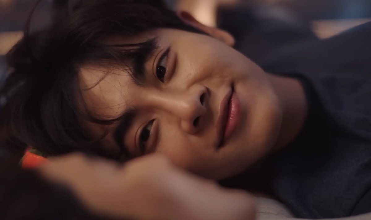 tusen_stjerner's tweet photo. Tian waking up alone on his huge &amp; comfortable bed back at home in the city: 🙁
Tian waking up on a simple bed under the mosquito net, but in Phupha's arms: 🥰

I'm seriously so happy for him 🥺 

#OurSkyyx1000Stars
#เอิร์ทมิกซ์ #EarthMix https://t.co/b27XLzwBFz