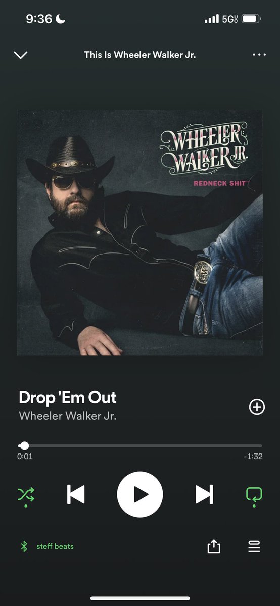 steffofthemoon's tweet image. This started playing at work and I forgot to turn my headphones on. Oops. 😂