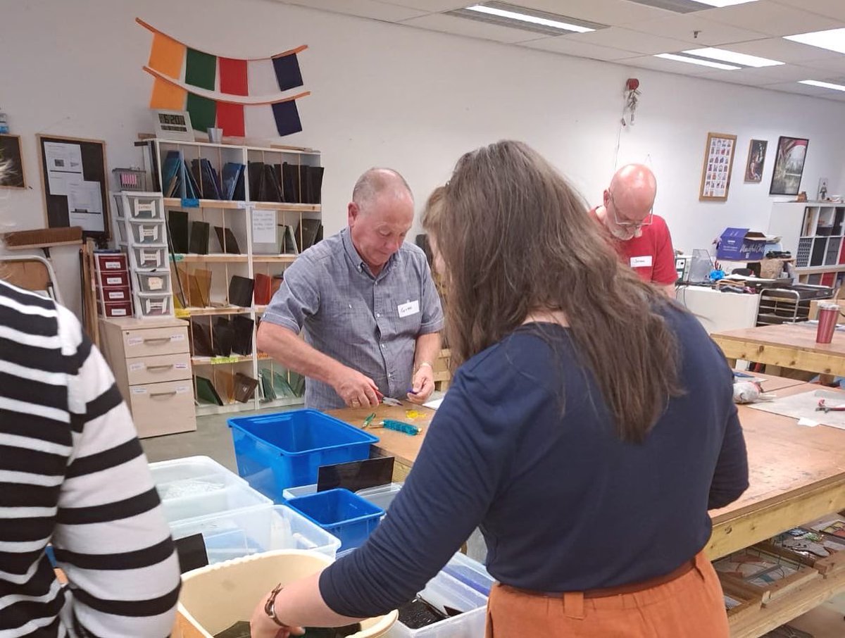 janglingspace's tweet photo. A few shots of our Thursday night class. If you’ve been hesitating about signing up, just know that it’s always a brilliant time! 
#janglingspace #coop #handson #learnsomethingnew #makesomething #handmade #glasgowcoop #peoplemakeglasgow #socialenterprise #glassart #stainedglass https://t.co/oAiOfG52XE