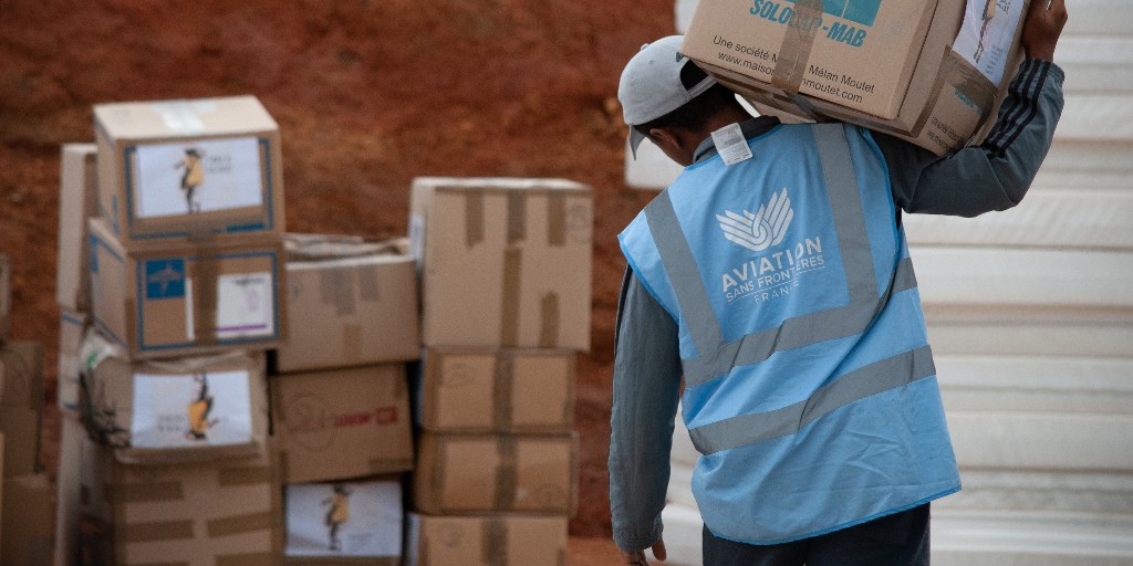 ONG_ASF's tweet photo. Fin mai, 26 cartons de compléments alimentaires et matériel médicale ont été acheminés jusqu'à Ouallam, au Niger. Chaque année la MESSAGERIE MEDICALE d’Aviation Sans Frontières c’est 7000 colis envoyés dans 26 pays et 40 bénévoles mobilisés !  👊 #vosdonsagissent👊 https://t.co/GYSXLtkgjG
