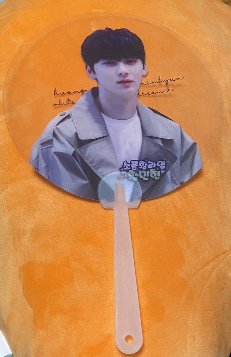 0809MH123's tweet photo. #황민현 #황민현부채 #민현 

민현 부채 양도합니다
1개 2천원입니다.
편의점 택배 우체국 택배 가능 https://t.co/FOxuwy5KWT