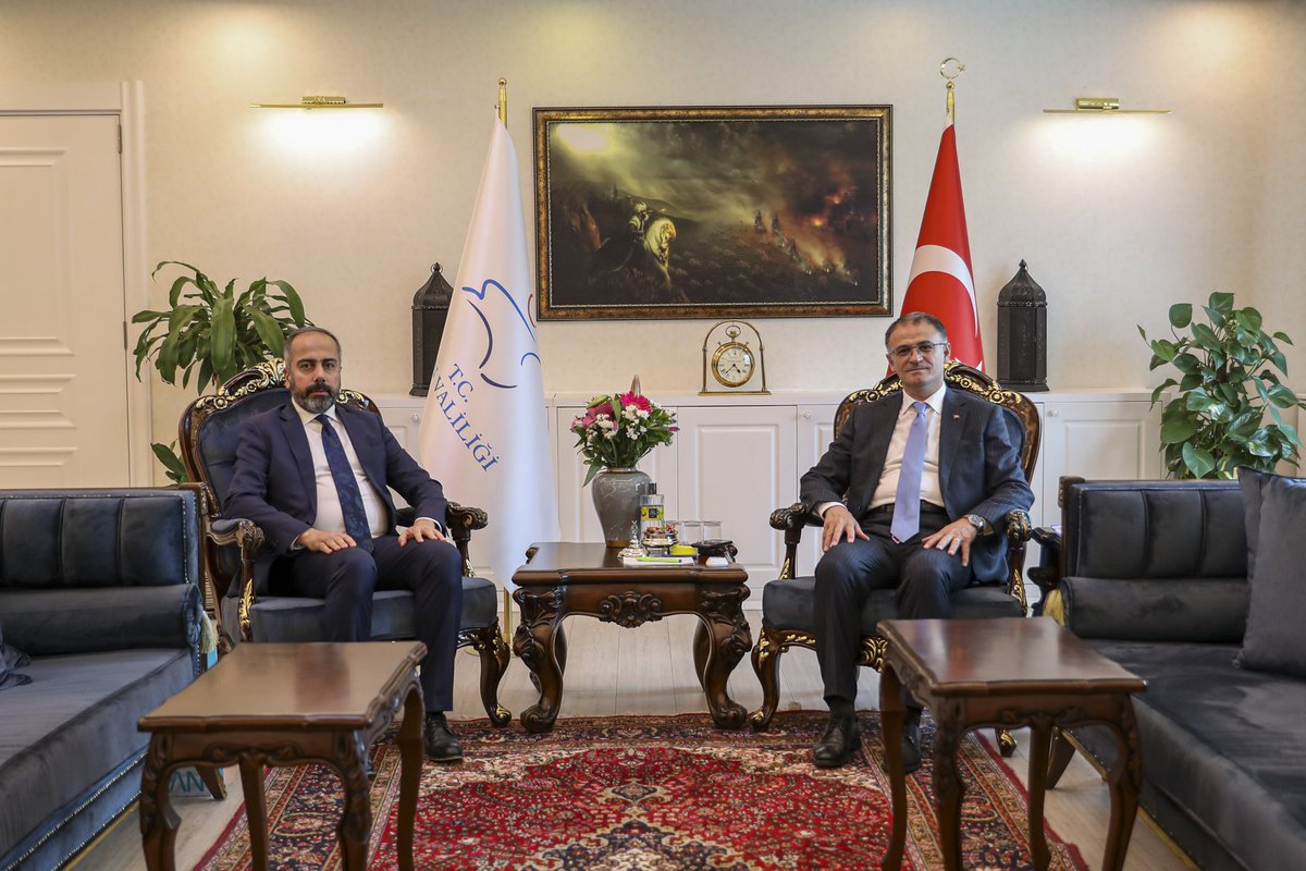 Cumhurbaşkanı kararıyla Van Yüzüncü Yıl Üniversitesi Rektörlüğü görevine tekrar atanan Sn. Hamdullah Şevli, Valimiz Sn. Ozan Balcı'yı makamında ziyaret etti.

Valimiz, Sn. Şevli'yi tebrik ederek hayırlı olsun dileklerinde bulundu.