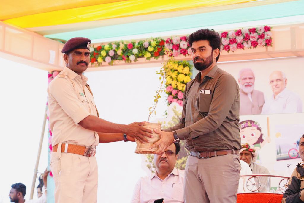 વિશ્વ પર્યાવરણ દિવસ ની ઉજવણી તેમજ MISHTI  પ્રોજેક્ટ ના અનાવરણ નો કાર્યક્રમ કોટેશ્વર ખાતે વન વિભાગ દ્રારા યોજાયો જેમાં ચેર ના રોપાઓ મોટા પ્રમાણમાં લગાવામાં આવ્યા <a href="/KutchDdo/">DDO Kutch</a> <a href="/CMOGuj/">CMO Gujarat</a> <a href="/GujForestDept/">GujaratForestDept</a> @CollectorKutch <a href="/pmjadejamla/">P.M.Jadeja</a> #BeatPlasticPollution