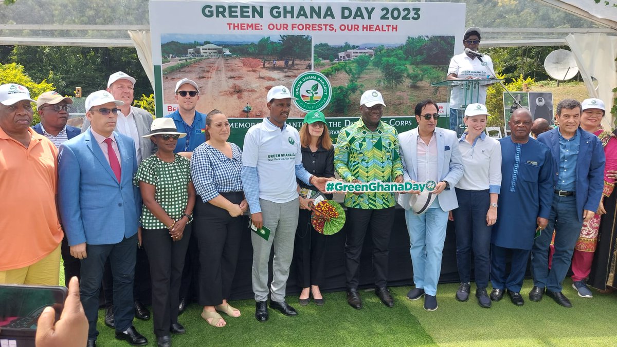 EuropeInGhana's tweet photo. Happy #GreenGhanaDay! 

The EU planted the first tree of #GreenGhanaDay2023 with the GoG 🇬🇭 and members of the Diplomatic Corps.

Watch for more planting in the coming days!

#Letsgoplanting #Ourforest #Ourhealth https://t.co/yLDeyFekue