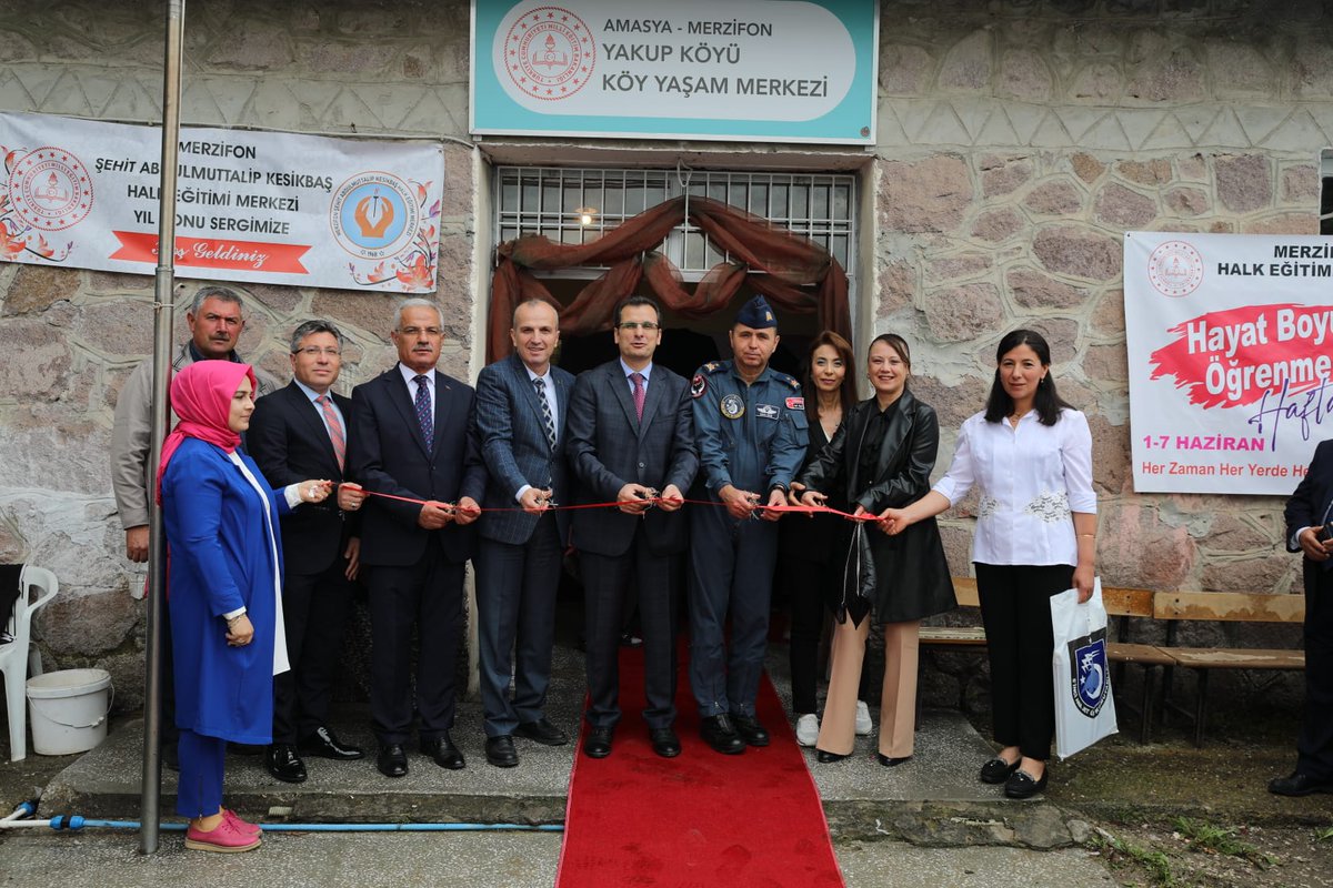 merzifonhem's tweet photo. Hayat Boyu Öğrenme Haftası etkinlikleri kapsamında düzenlenen Yakup Köyü Köy Yaşam Merkezi  "Sergi Açılışı ve Kursiyer Sertifika" programı İlçemiz Kaymakamı Sayın Ali GÜLDOĞAN'ın katımıyla gerçekleştirildi.
@tcmeb 
@mebhbogm 
@hbfettahoglu 
@TC_Merzifon 
@Amasyamem05
@MerzifonMEM https://t.co/FzlzUE0QvT