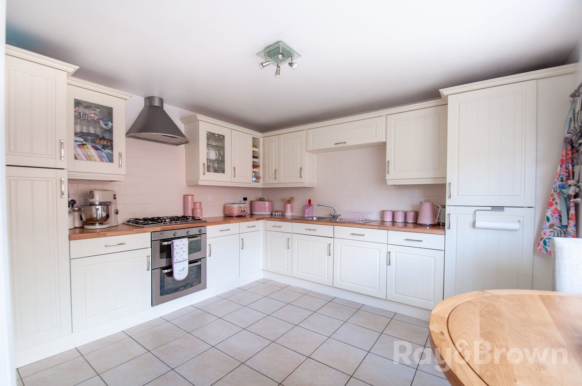 Fantastic FIVE bedroom family home in Cardiff. 
Contact us to book your viewing.

rightmove.co.uk/properties/135…

#cardiffestateagent #cardiffproperty #familyhome #llanishen #housesinwales #sellinghouses