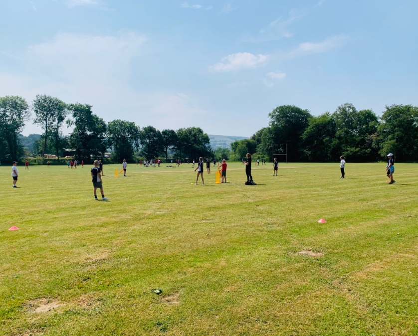 ysgol_y_dderi's tweet image. Perfformiadau gwych gan y ddau dîm criced heddiw yng Ngŵyl Griced Cylch Llanbed. Diolch @CeredigionActif am drefnu 🥈🏅👏🏏 #howzat