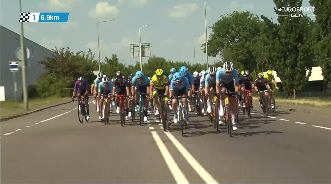 🇳🇱 #ZLMTour
👏🏻 Very front place for EOLO KOMETA riders on the bunch trying to keep their chances for the sprint. 7 km to go.