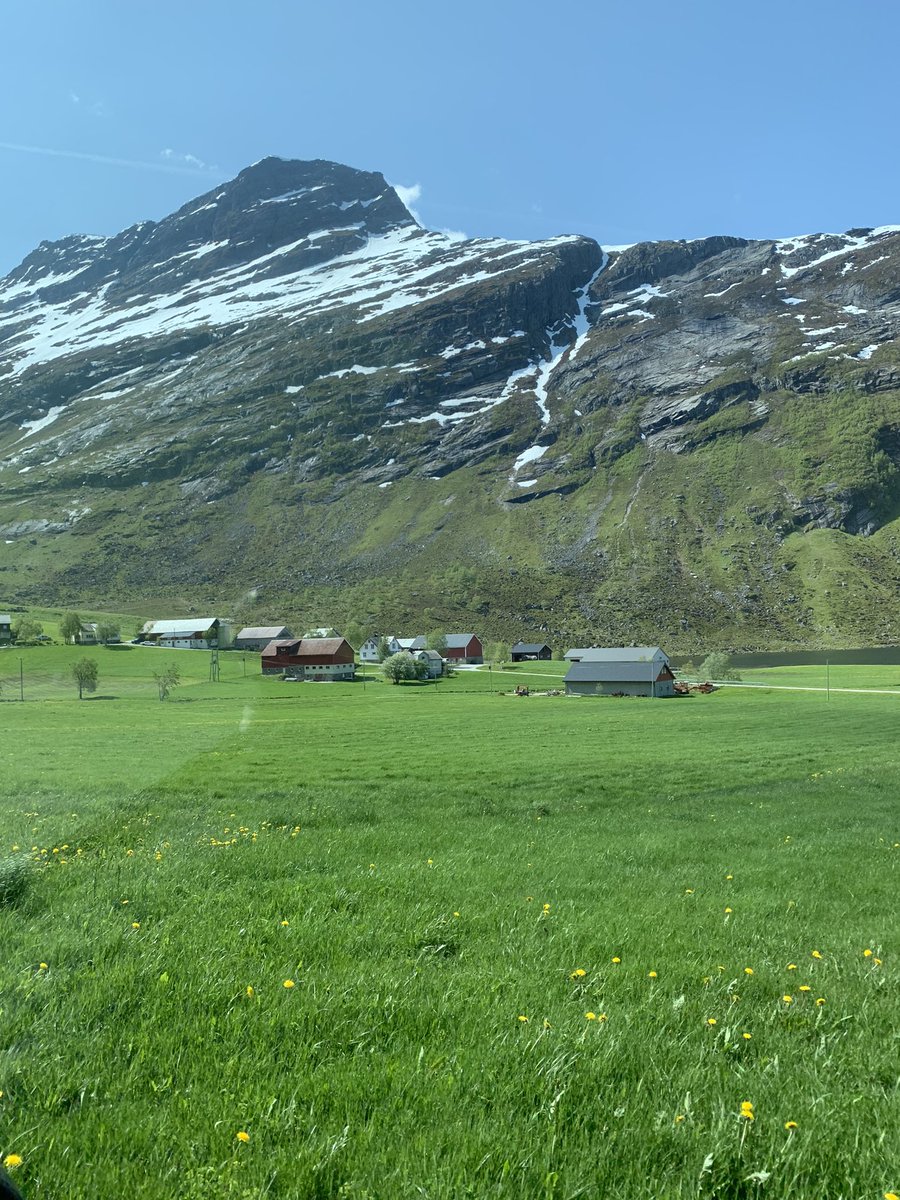 Ellkjell's tweet photo. Roadtrip. Her bodde og drev min tipp tipp tipp tipp tippoldefar (1700-1752) gård på 1700-tallet. I rett linje gikk den videre nedover til min oldefar flyttet sørover og hans bror overtok gården på 1900-tallet. Nå er det 2000-tallet. #Indreeide #gamledager https://t.co/kLr6wYDNUQ
