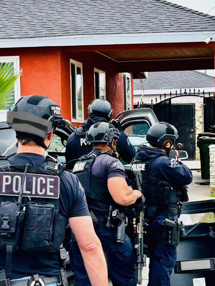 LAPDCARRANZA's tweet photo. Your #GND #FBIFTF at work! Code 4. The suspect wanted for @LAPDSoutheast #Murder in custody. Doing their part to keep the community safe. #ComplyNowComplainLater #LAPD #LACLEAR The #relentless pursuit continues.... 🚓 https://t.co/FIuh6LI4jC