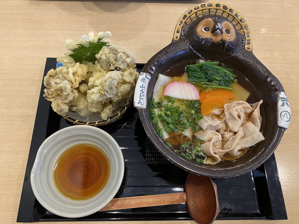 ayanabe's tweet photo. ぶんぶく茶釜の鬼ひも川うどんと舞茸の天ぷら（お塩ください）なんだかんだでぐんまちゃんは可愛い。 https://t.co/sJVjFULGLa
