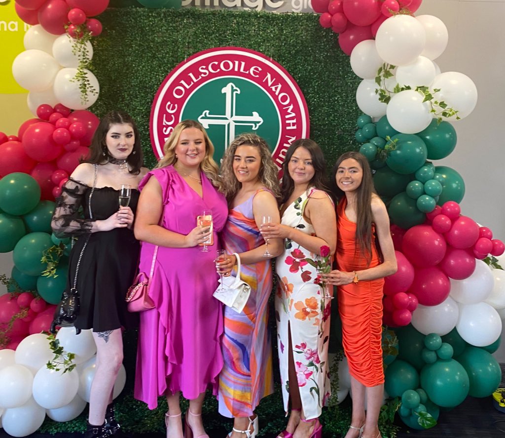 StMarys_Belfast's tweet image. A great day at St Mary’s for our Irish-Medium Teacher Education Commencement Ceremony.🥂🍾 #Rang2023 #Class2023
