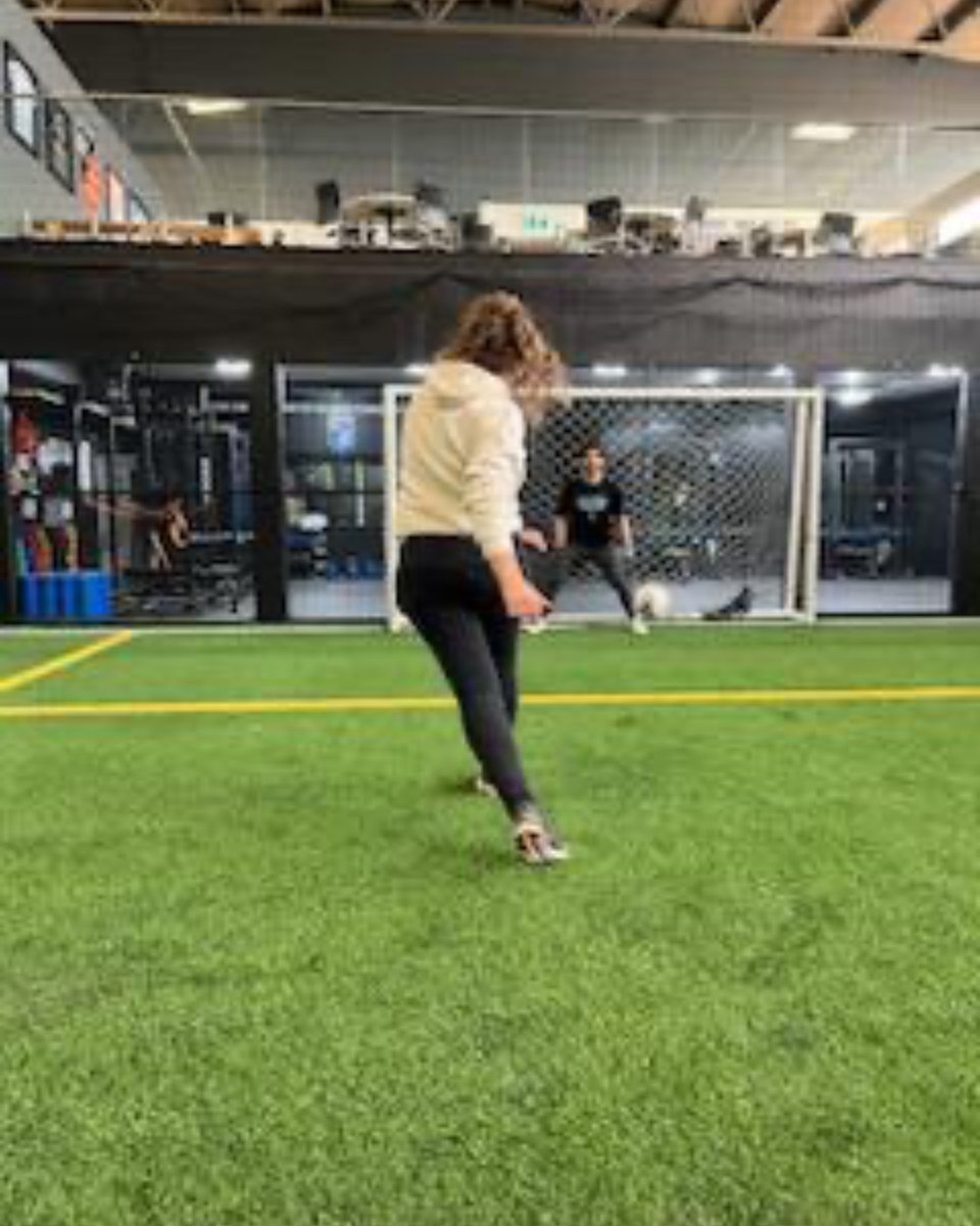 Watch me score a goal on a professional soccer player👀😁 

Remember…..

“Great things never come from comfort zones'.

#yycsoccer #yyc #calgarysoccer #calgary #calgarybuzz #yycfitness #soccer #yycnow