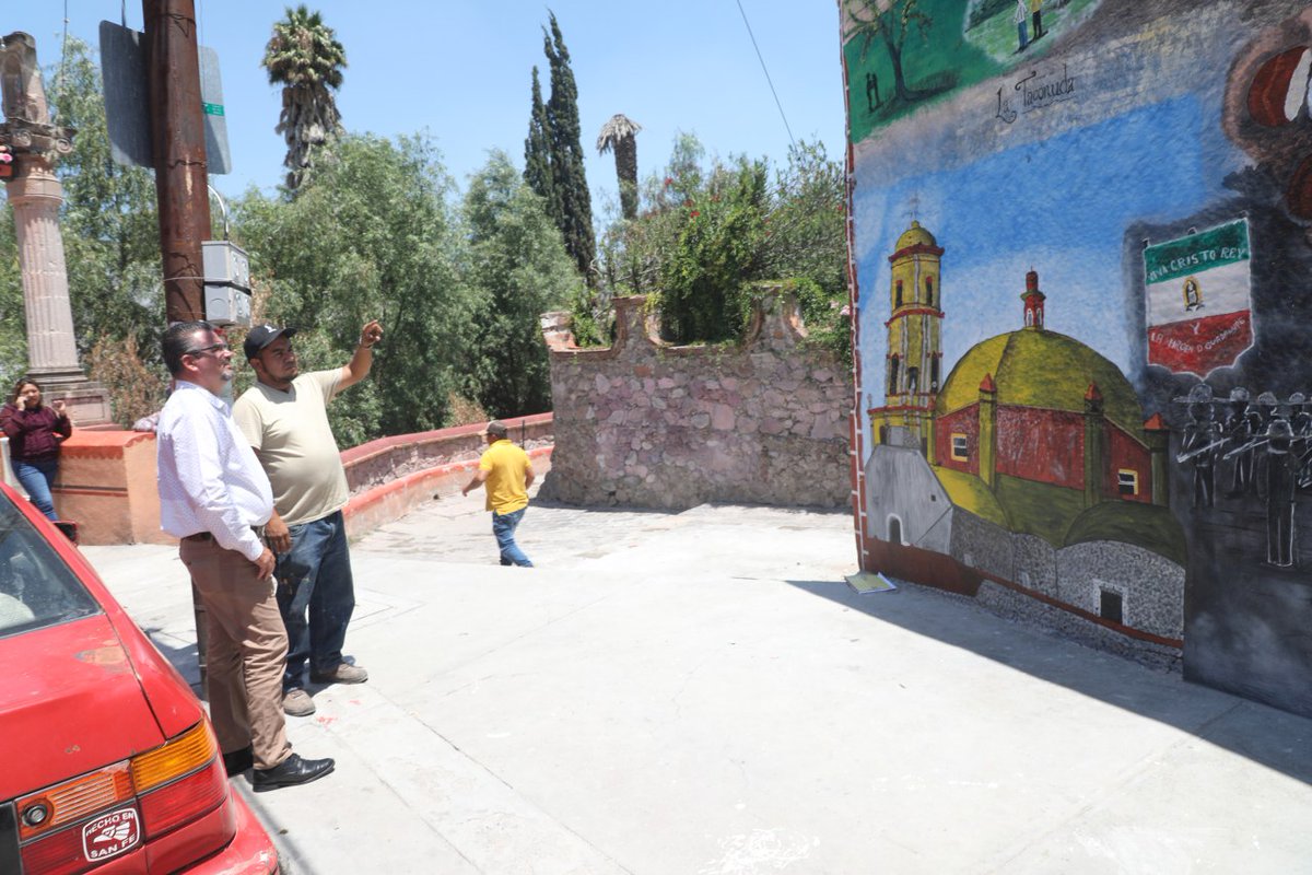 Nuestro personal del Área de Pintura de la Secretaria de Servicios Públicos Municipales, hizo un gran mural del #CentenariodeColón. Ven a conocerlo en la calle de Aquiles Serdán a la altura del Puente del Río Colón.

#SiénteteOrgulloso
#JuntosVolamosAlto