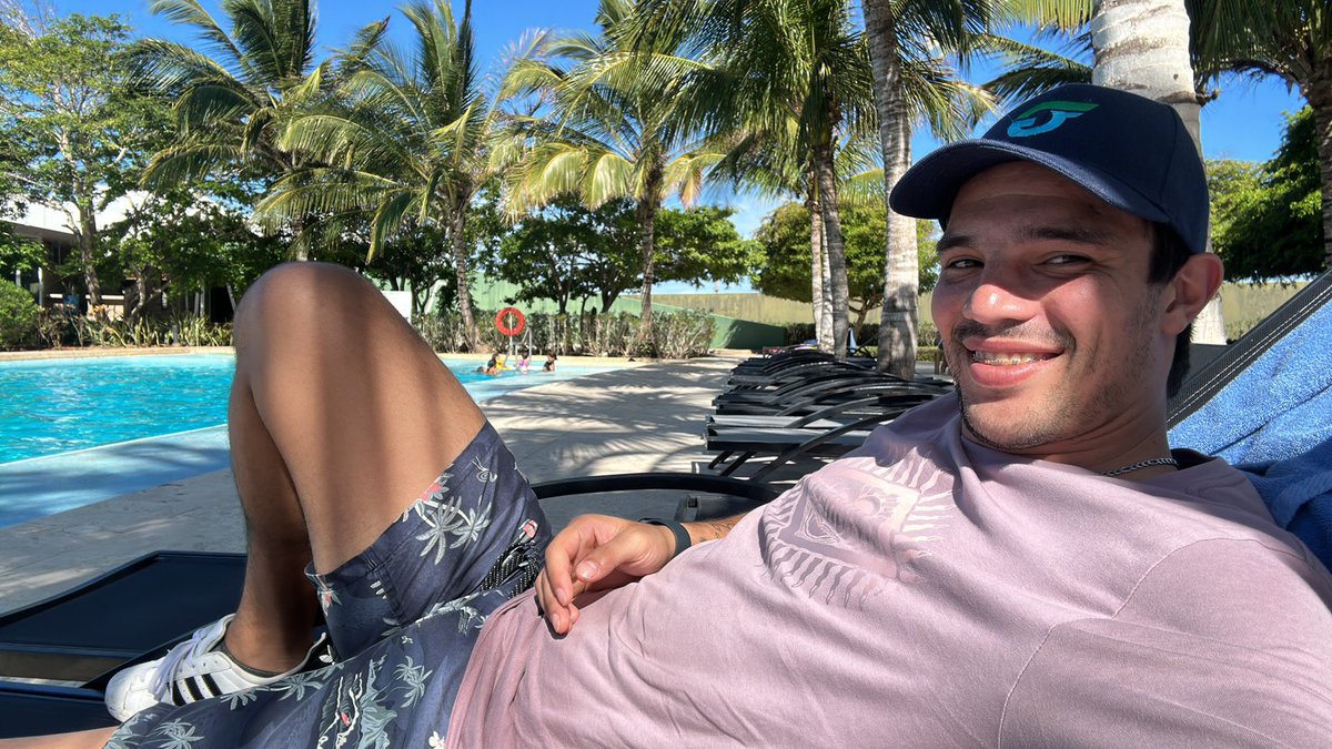 KevinLeoMoreno's tweet photo. Plata no tenemos pero mala vida no nos damos 😁😎 https://t.co/EzQBSEPdsZ