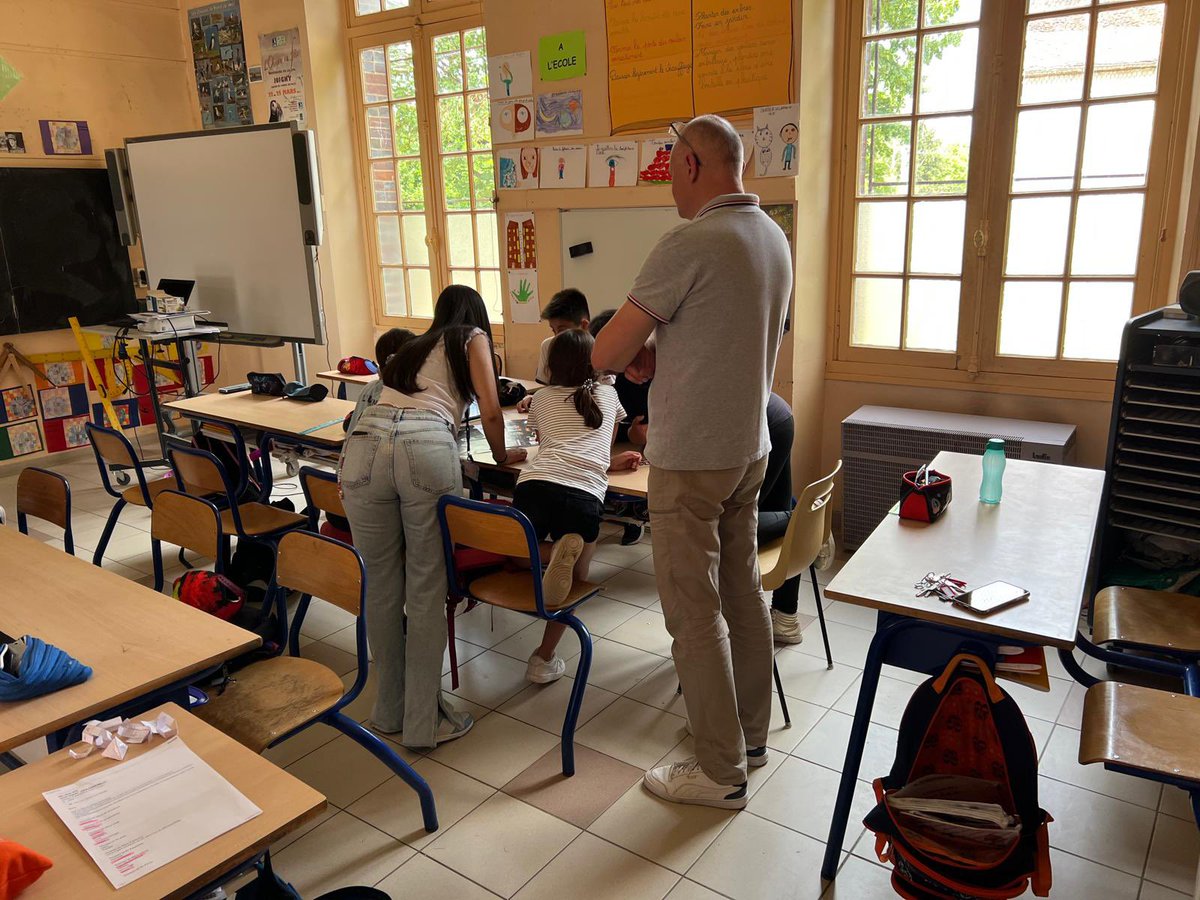 OrangeBFC's tweet image. Les Magiciens du numérique, un escape game d’Orange qui sensibilise aujourd’hui les enfants de l’école élémentaire de Villevallier dans le @Departement89 face aux dangers du numérique. 
Des ateliers dans le cadre du programme #OrangeDigitalCenter