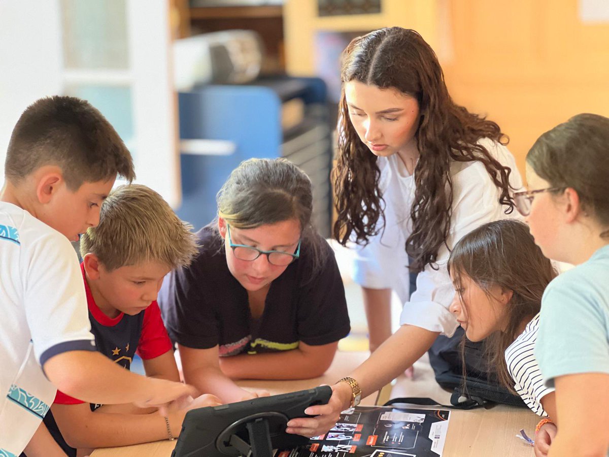OrangeBFC's tweet image. Les Magiciens du numérique, un escape game d’Orange qui sensibilise aujourd’hui les enfants de l’école élémentaire de Villevallier dans le @Departement89 face aux dangers du numérique. 
Des ateliers dans le cadre du programme #OrangeDigitalCenter