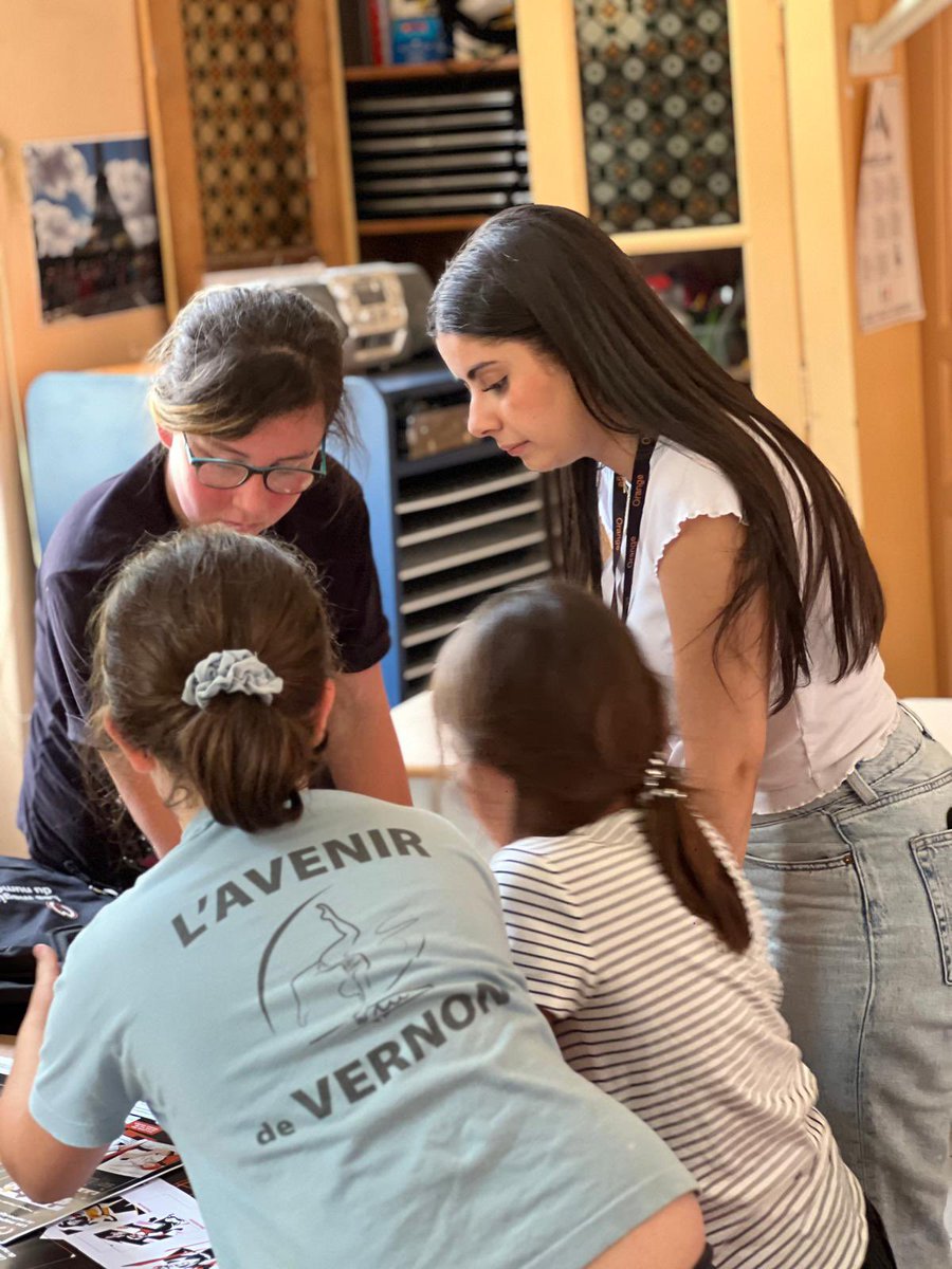 OrangeBFC's tweet image. Les Magiciens du numérique, un escape game d’Orange qui sensibilise aujourd’hui les enfants de l’école élémentaire de Villevallier dans le @Departement89 face aux dangers du numérique. 
Des ateliers dans le cadre du programme #OrangeDigitalCenter