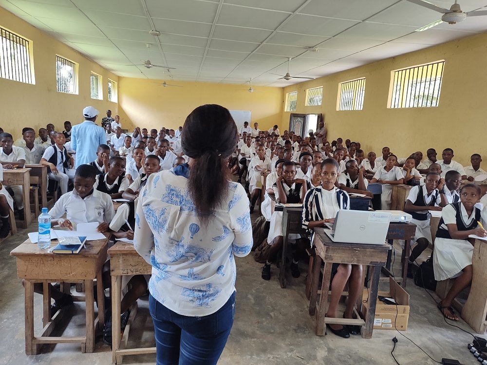 EDAFNG's tweet image. Last Friday (June 2, 2023), in Mbo LGA-Ewang Comprehensive Secondary School, EDAF hosted its innovative Community Literacy Program.

This edition focused on HIV/AIDS sensitization/awareness, digital equity/teaching digital literacy, and life skills.  
#EDAF
#PartnerWithUs