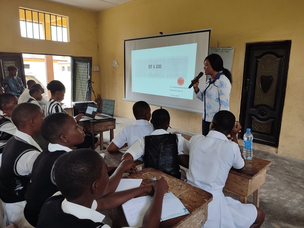 EDAFNG's tweet image. Last Friday (June 2, 2023), in Mbo LGA-Ewang Comprehensive Secondary School, EDAF hosted its innovative Community Literacy Program.

This edition focused on HIV/AIDS sensitization/awareness, digital equity/teaching digital literacy, and life skills.  
#EDAF
#PartnerWithUs