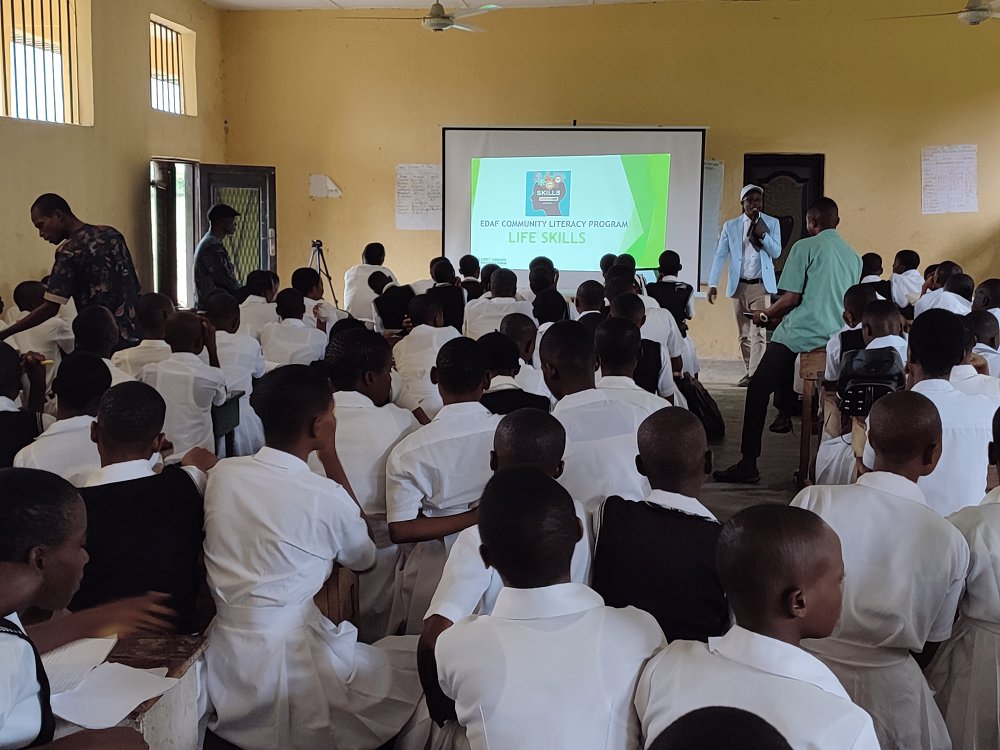 EDAFNG's tweet image. Last Friday (June 2, 2023), in Mbo LGA-Ewang Comprehensive Secondary School, EDAF hosted its innovative Community Literacy Program.

This edition focused on HIV/AIDS sensitization/awareness, digital equity/teaching digital literacy, and life skills.  
#EDAF
#PartnerWithUs