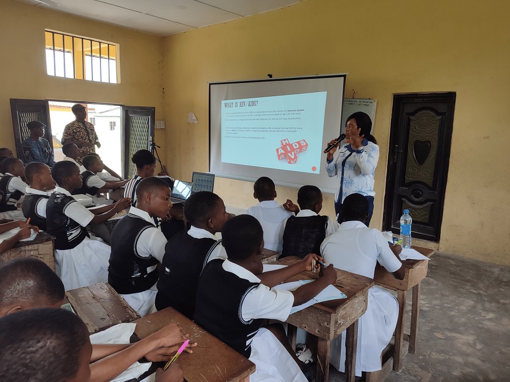 EDAFNG's tweet image. Last Friday (June 2, 2023), in Mbo LGA-Ewang Comprehensive Secondary School, EDAF hosted its innovative Community Literacy Program.

This edition focused on HIV/AIDS sensitization/awareness, digital equity/teaching digital literacy, and life skills.  
#EDAF
#PartnerWithUs