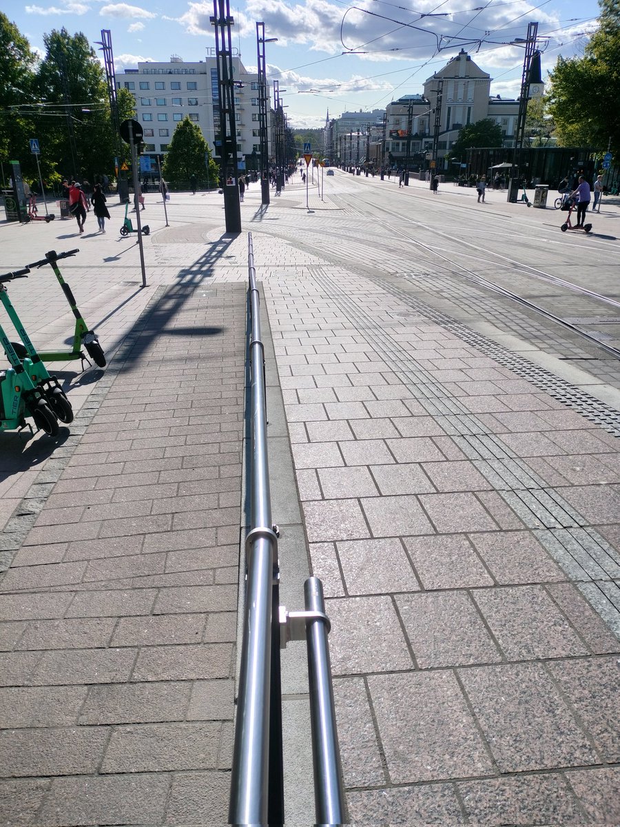 Kun aurinko paistaa sopivasta kulmasta, pyörätie erottuu jopa Hämeenkadulla. ➰