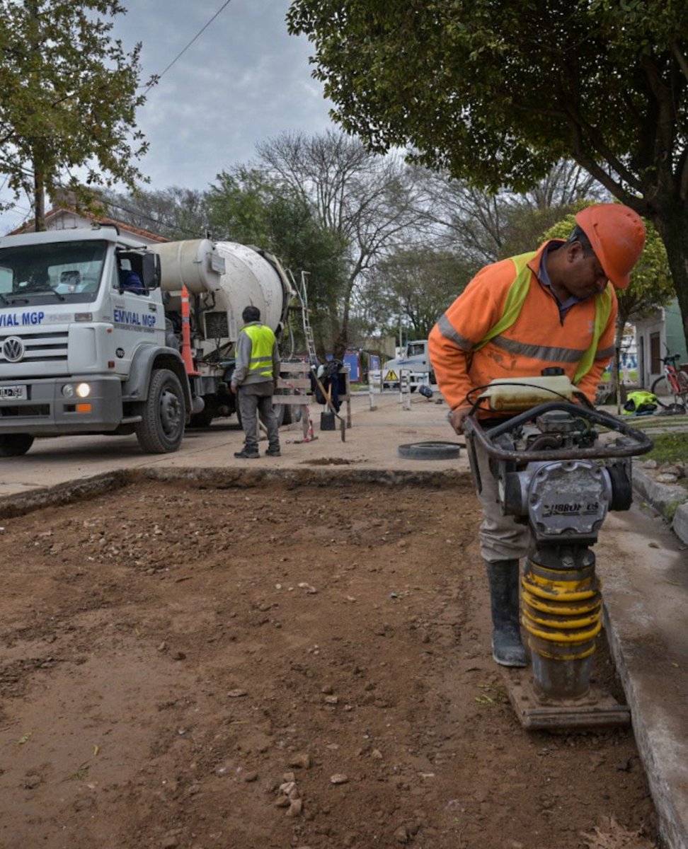 🚜 ¡Estamos trabajando en la reparación de pavimentos en Plaza Peralta Ramos y San Juan! Recuperamos más de 2mil metros cuadrados y seguimos trabajando hasta llegar a los 5mil previstos para que todos puedan circular de forma cómoda y segura.
