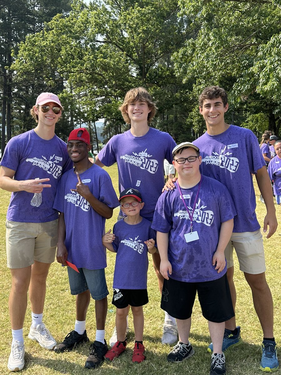 June b-ball 🏀 is in full swing! But, some things are bigger than basketball! Glad I got to see a few of @DarlingtonHoops guys work the @ESP_Inc camp this week! True #ServiceBeyondSelf attitude @DarlingtonTiger #RollTigers 🐅 🏀