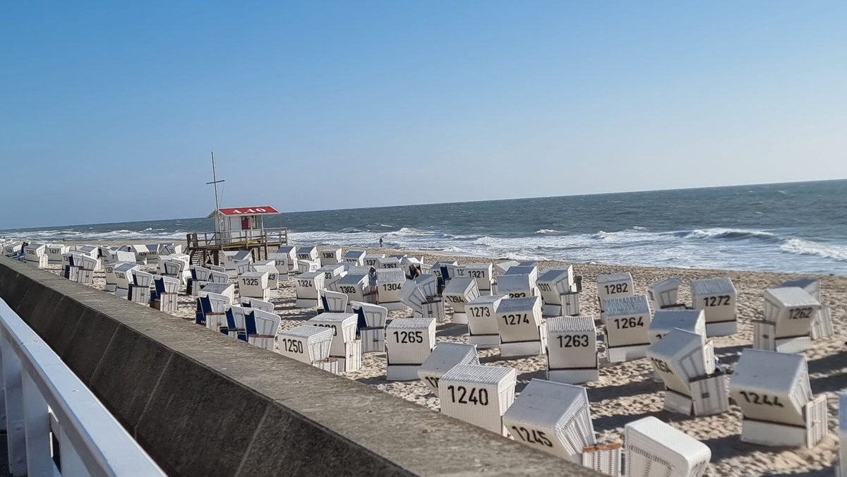 Die Sylter Praxistage vom @DPtVBund-Campus# haben begonnen ! Workshops zur ProfessionellenPraxisführung# sind hier im Fokus auf der wundervollen Insel. Willkommen <a href="/AThobaben/">Amelie Thobaben</a> bei uns im Dozententeam ! Auch 
 <a href="/enno_maass/">Enno E. Maaß</a> ist wieder dabei !