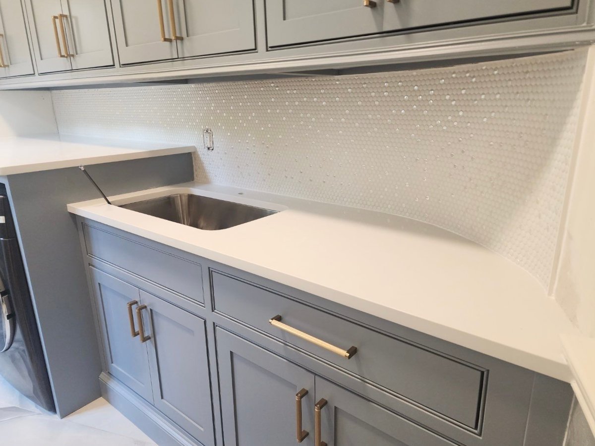 CCFFcompany's tweet photo. First time seeing this backsplash actually installed in a home & we are obsessed 💎 The laundry room is the perfect destination to have fun with selections!
#backsplash #laundryroom #laundryroominspo #laundryroomgoals #laundryroomdesign #homerneo #homeremodel #atlanta https://t.co/eUjFAR53z3