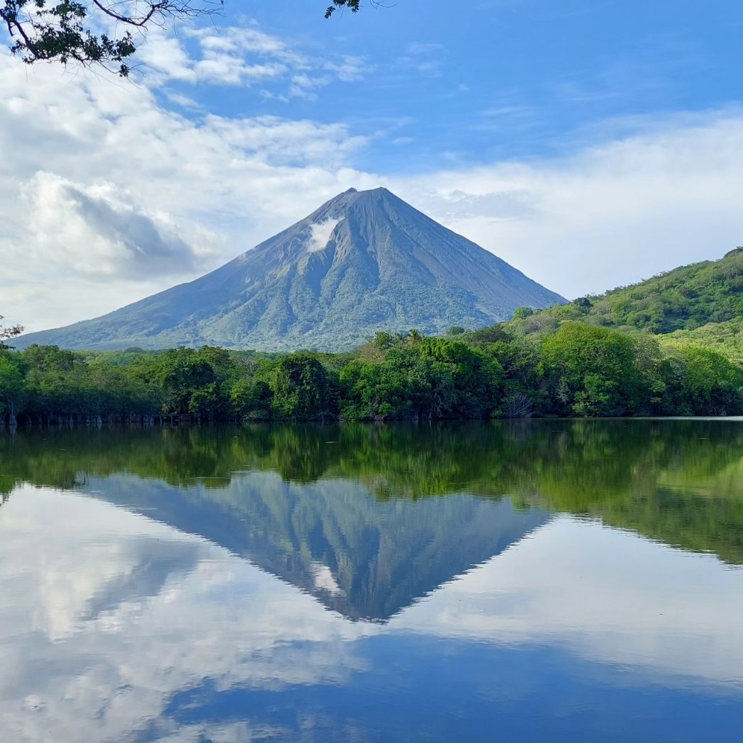 daveandbecca's tweet photo. Nicaragua really is "the land of lakes &amp; volcanoes"! 

The beautiful lake island of Ometepe is full of nature. We spent our days swimming in the lake, kayaking, bird &amp; wildlife watching 🐊🦦🐢🐒

#travelnicaragua #Nicaragua #nicaraguatravel #landoflakesandvolcanoes #ometepe https://t.co/wKzrseYaoi