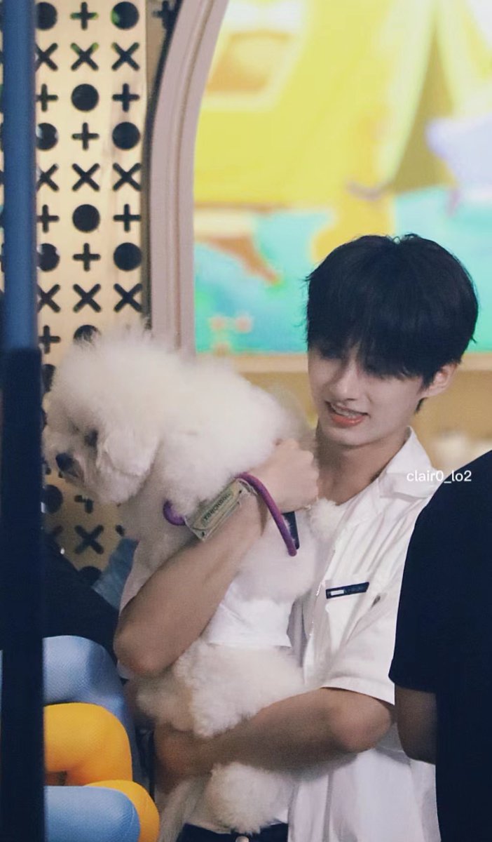 mansehao's tweet image. JUN, who sat outside for 5 minutes despite being told not to since he knew that a lot of fans came to see him didn’t manage to catch a glimpse 🙁 he’s always stayed so humble and is always looking out for his fans, he never changed despite SEVENTEEN being so much more famous now