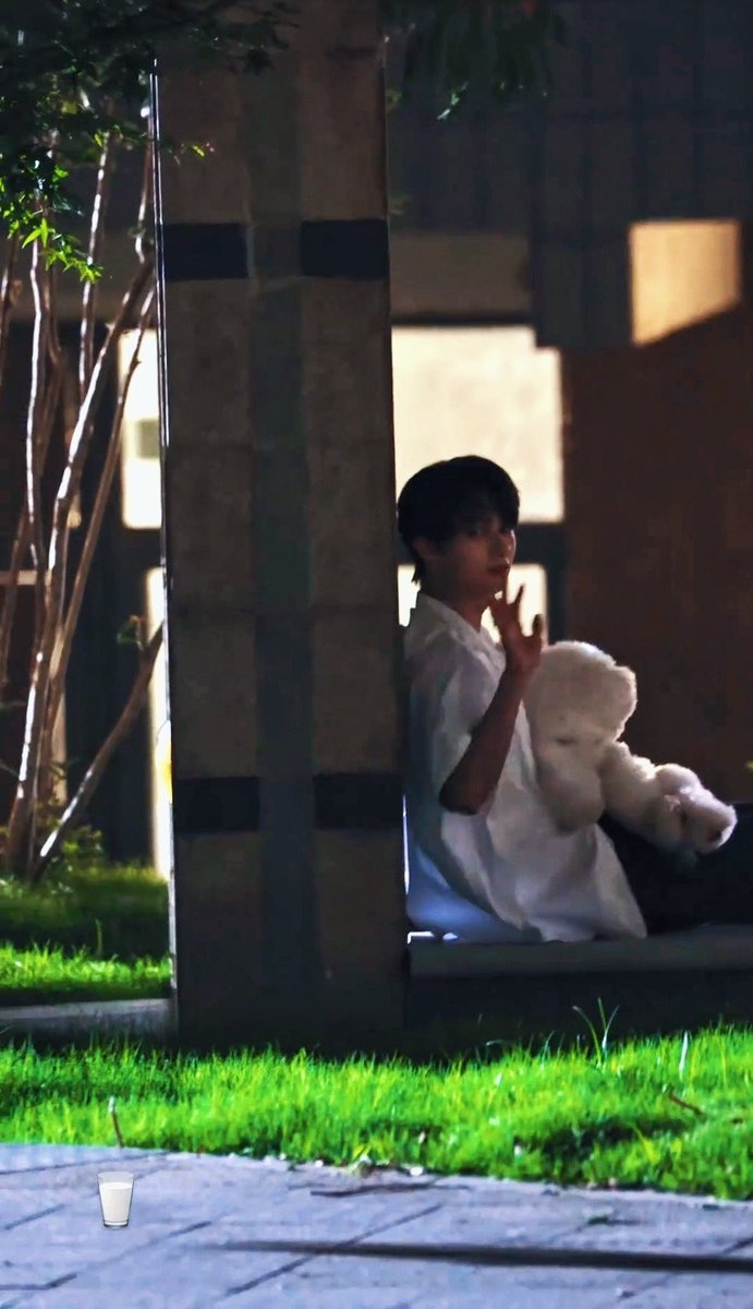 mansehao's tweet image. JUN, who sat outside for 5 minutes despite being told not to since he knew that a lot of fans came to see him didn’t manage to catch a glimpse 🙁 he’s always stayed so humble and is always looking out for his fans, he never changed despite SEVENTEEN being so much more famous now